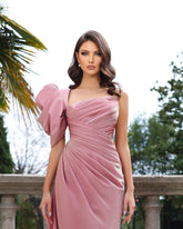 Elegante vestido de fiesta largo de satén rosa empolvado con un solo hombro, sin mangas y hasta el suelo